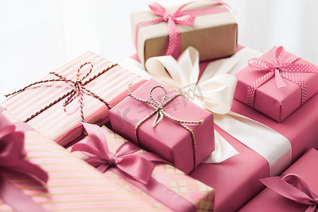 秋天生日会摄影照片_节日礼物和包装好的豪华礼物、粉色礼盒作为生日、圣诞节、新年、情人节、节礼日、婚礼和假日购物或美容盒交付的惊喜礼物