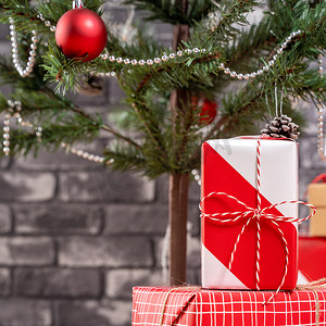 用包裹着美丽的红色和白色 gi 装饰的圣诞树