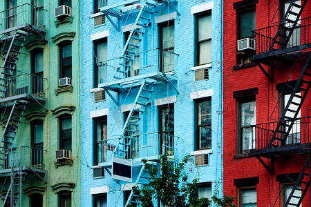 带防火梯的彩色公寓楼