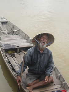 秋摄影照片_秋盆河上一条船上的老渔夫