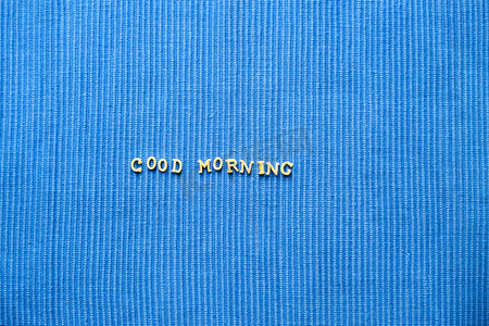 蓝色餐巾纸上的早上好标志。