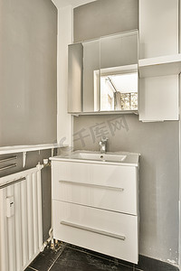 复活摄影照片_带白色橱柜和水槽的小厨房