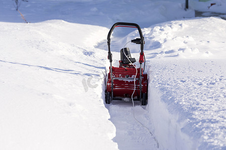 冬日用扫雪机清理雪路上的路