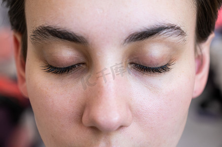 睫毛层压手术后白人女性的特写镜头。