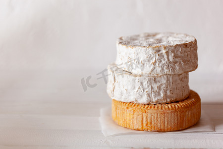 柔软的食物摄影照片_一堆柔软的法国山羊奶酪卡门培尔奶酪风格