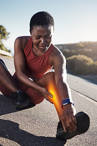 中招体育招生海报摄影照片_在户外大自然中锻炼时，运动、事故或跑步导致的健身、黑人女性和腿部受伤。