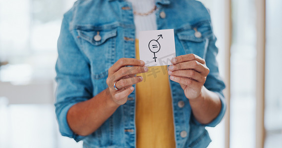 性别平等、薪酬差距和女性在办公室里有女性和男性标志的标志。