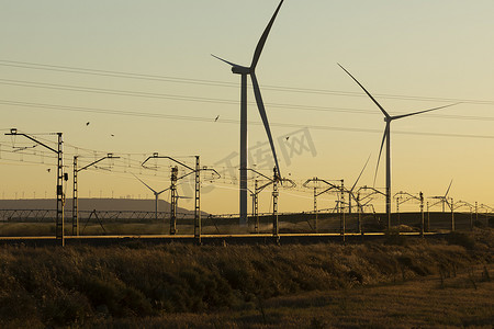 西班牙的火车轨道景观和风力涡轮机