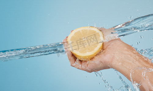 用手和柠檬来浇水、泼水和美容，以促进健康、保健和水合作用。