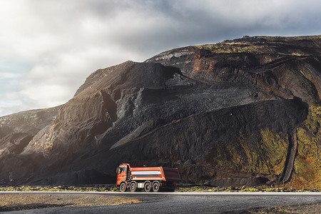 蓝色的卡车摄影照片_从冰岛火山红石采石场开出的卡车