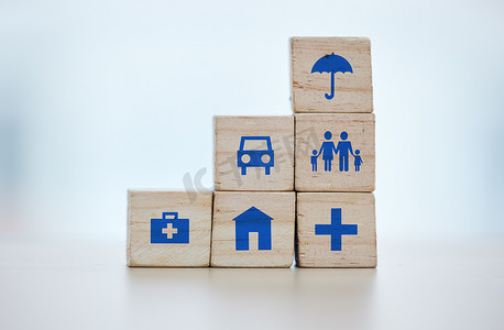 家庭、安全和医疗图标模糊背景下的医疗、房屋和人寿保险的组成部分。
