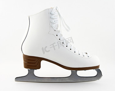 优雅的白色花样滑冰鞋