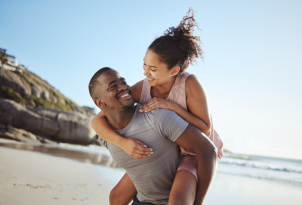 爱、背负和黑人夫妇在海滩散步，一起微笑和快乐，为了结合和户外。