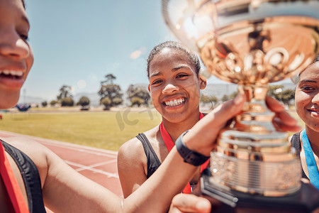 运动奖杯摄影照片_冠军赛跑者、为快乐的团队比赛、运动成功或庆祝赢得马拉松、比赛或赛事而举行奖杯或健身的女性。
