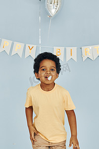 安康快乐摄影照片_快乐的非洲裔美国小孩在生日派对上在室内玩得开心