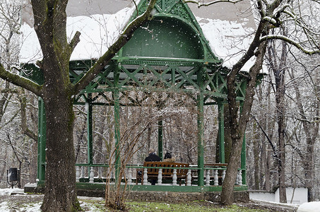 下雪别墅摄影照片_冬季降雪时在避暑别墅的浪漫情侣