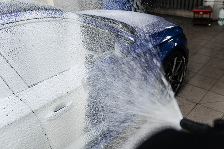 洗车汽车摄影照片_洗车机做全身洗车。