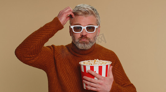 戴着 3D 眼镜的兴奋男人吃爆米花，看有趣的电视连续剧、体育游戏电影
