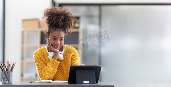 黑人女学生在线学习班与老师远程学习在线视频通话，女孩使用电脑笔记本电脑在线学习语言