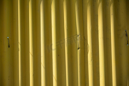 金属板黄色波纹屏障用于设置周边