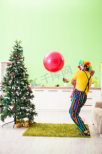 圣诞庆祝概念中的滑稽小丑