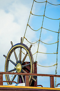 老船长摄影照片_一艘老帆船的轮子