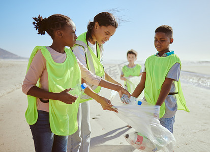 儿童、海滩和塑料回收团队合作进行污染生态和环境变化协作。