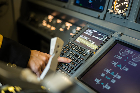 女飞行员将飞行信息插入飞机系统。