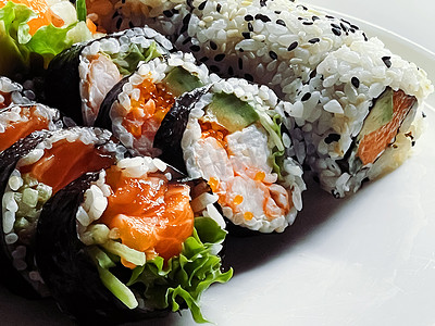 食物和饮食、餐厅的日本寿司、亚洲美食作为午餐或晚餐的餐点、美味食谱
