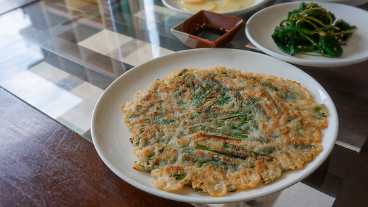 面糊摄影照片_Pajeon 是用面糊和葱制成的韩国咸味煎饼。