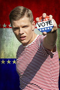 民主生活摄影照片_年轻白人男子站在户外展示投票徽章的肖像