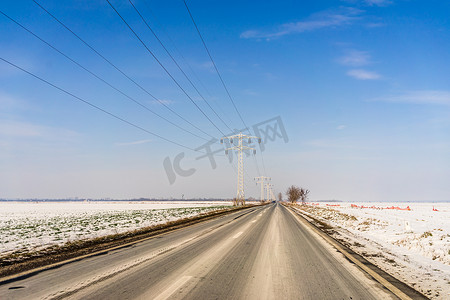 冬季，2021 年在罗马尼亚布加勒斯特开车时，透过挡风玻璃可以看到汽车和雪街。