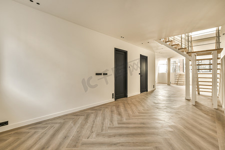 楼梯美陈摄影照片_有白色墙壁和木地板和楼梯的走廊