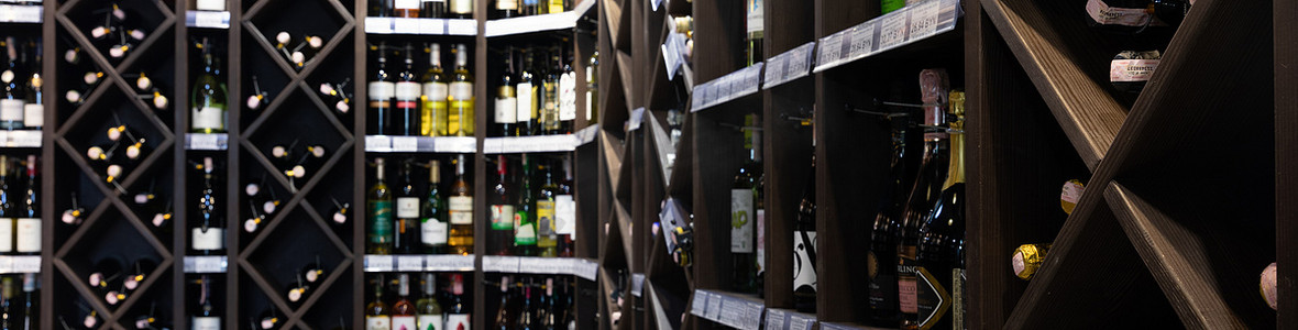 白俄罗斯明斯克 — 2021年12月20日：一家卖葡萄酒和啤酒的商店里的酒类饮料货架