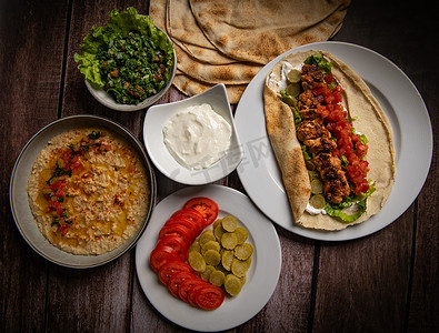 黎巴嫩人摄影照片_chich taouk、大蒜奶油、toum、黎巴嫩面包、tabbouleh 和鹰嘴豆泥、鹰嘴豆泥的黎巴嫩食谱