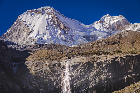 白雪皑皑的安第斯山脉白雪皑皑的科迪勒拉布兰卡瀑布和瓦斯卡兰地块，安卡什，秘鲁