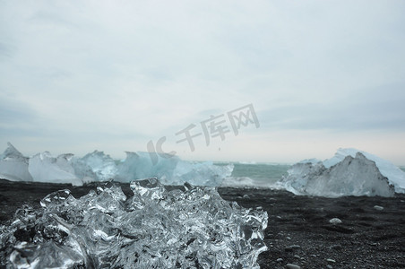 冰岛 Jokulsarlon Fellsfjara 钻石海滩的黑沙和晶莹剔透的冰块