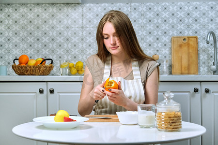 年轻美女在家烹制美味健康的减肥食品