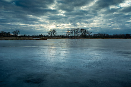 结冰的湖面和多云的天空的夜景