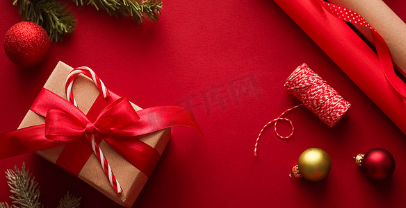 开业送礼了摄影照片_圣诞节准备、节礼日和节假日送礼、圣诞牛皮纸和红色背景礼盒丝带作为包装工具和装饰品、DIY 礼物作为节日平铺
