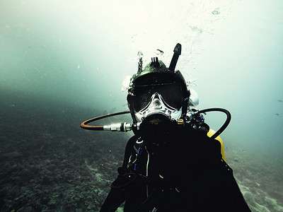 高端背景黑色摄影照片_潜水员的高端水下面具
