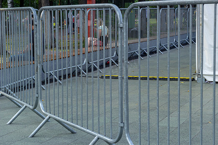 群众活动中的金属围栏保护人们。