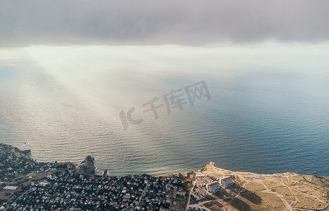 抽象的空中海夏季海洋日落自然背景。