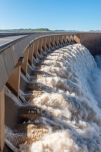 南非最大的水坝 Gariep 水坝溢流