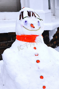 长着胡萝卜鼻子的雪人，在冬天笑得很开心