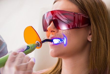 患者拜访牙医进行定期检查和补牙