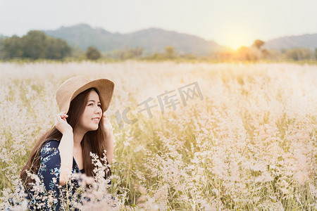 坐在草地上晒太阳的年轻时髦女人的夏日画像