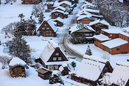 方型剪纸摄影照片_冬季日本历史悠久的山城积雪覆盖的 A 型框架屋顶