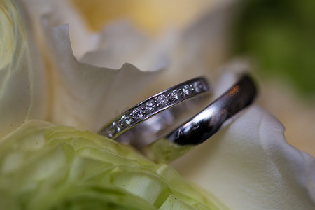 婚礼花束和银戒指。