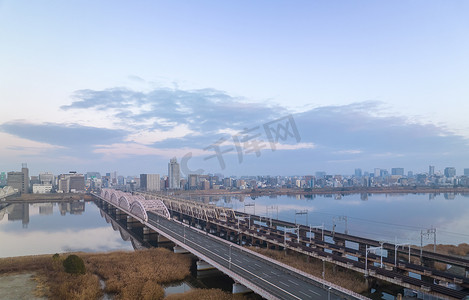 城市扩张摄影照片_黎明时分，城市河上空荡荡的车辆和铁路桥